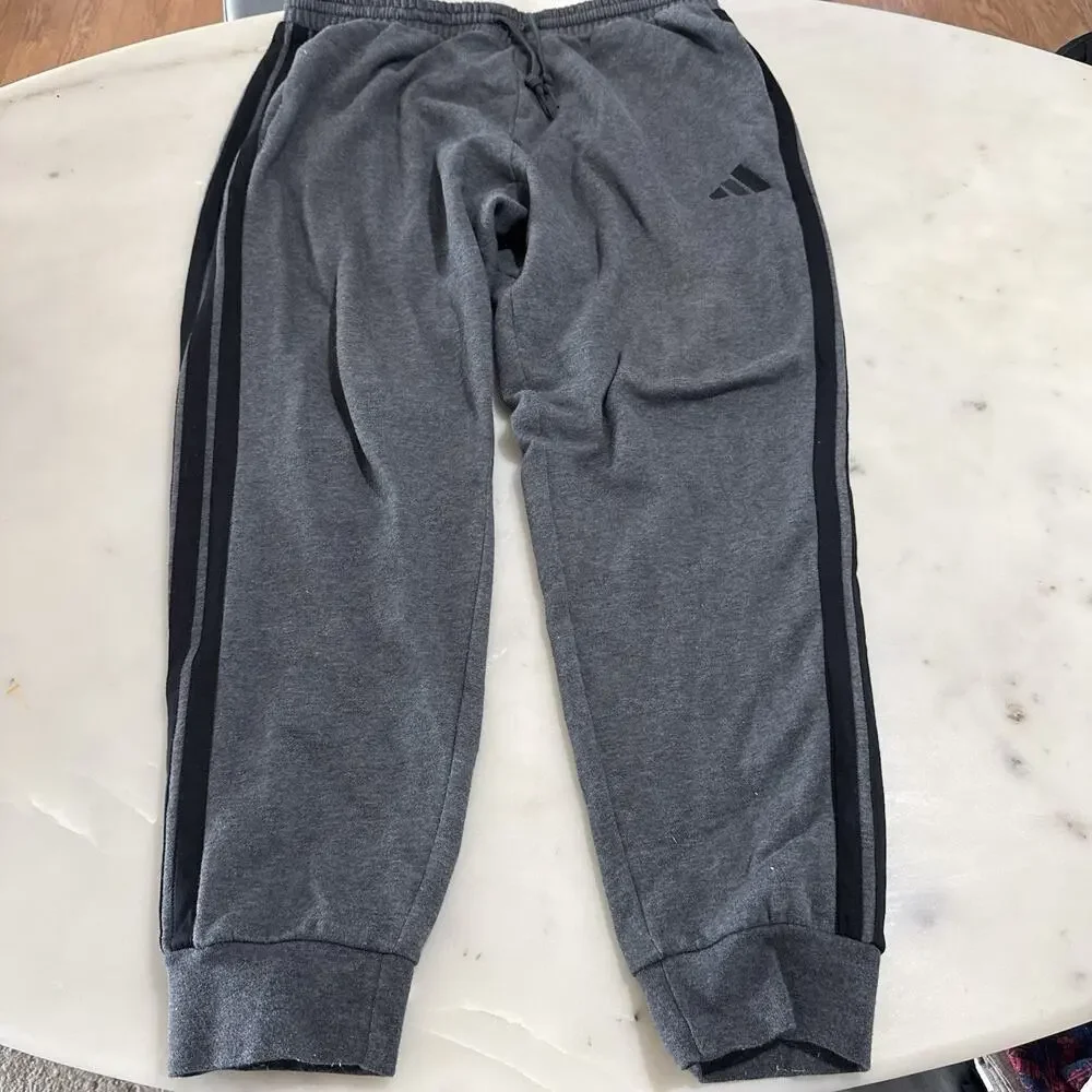 adidas men Essentials 3-Stripes Fleece Pants Size XL Dark Grey Black